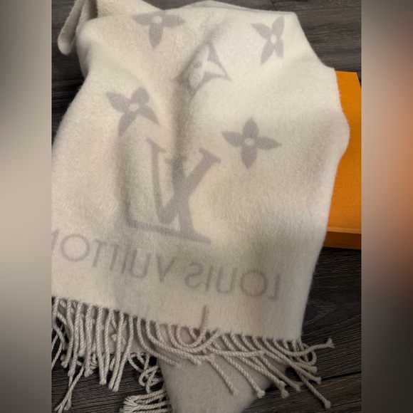 Louis Vuitton Light Gray & Cream LV Logo Reykjavik Cashmere Scarf - Picture 6 of 8